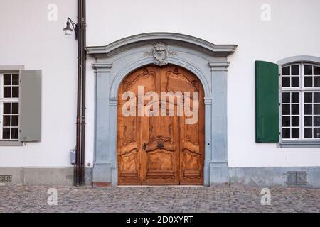 Straße in der Innenstadt von Basel. Elegante geschnitzte alte Holztüren und Fenster mit Fensterläden. Altstadt Straße. Schweiz. Stockfoto