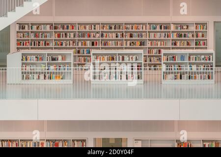 Stuttgart, Deutschland - 1. Aug 2020 - Bücherregale in der Stadtbibliothek mit Sonnenlicht am Morgen Stockfoto