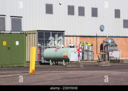 27. September 2020. Titanic Quarter, Belfast Nordirland. Eine Reihe von Calor Gas-Lagerbehältern, einige davon in einem geschützten Käfig dahinter Stockfoto