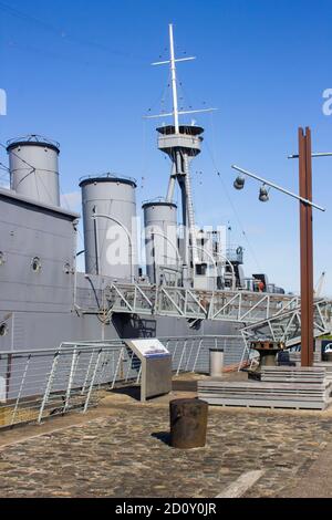 27. September 2020 HMS Caroline, ein stillgelegter C-Klasse leichter Kreuzer der Royal Navy, jetzt ein National Museum Schiff und dauerhaft in der Alex anliegete Stockfoto