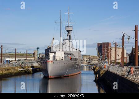 27. September 2020 HMS Caroline, ein stillgelegter C-Klasse leichter Kreuzer der Royal Navy, jetzt ein National Museum Schiff und dauerhaft in der Alex anliegete Stockfoto