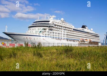 27. September 2020 , ein bescheidener Kreuzfahrtschiff, liegt im Tiitanic Quarter auf Queens Island in Belfast Nordirland an einem wunderschönen Herbst Stockfoto