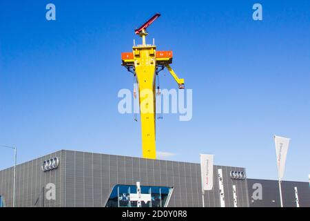 27. September 2020 Aufnahme von Fahrerhaus und Brücke Träger von Sampson ein massiver Schiffbaukran in Harland Und Wolff's Werft in BELFA Stockfoto