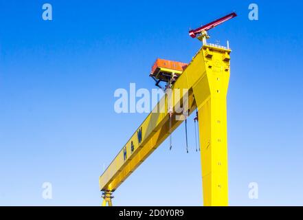 27. September 2020 Nahaufnahme des Fahrerhauses Und Brückenträger von Sampson ein massiver Schiffbau Kran lokalisiert In Harland und Wolff's Werft Stockfoto