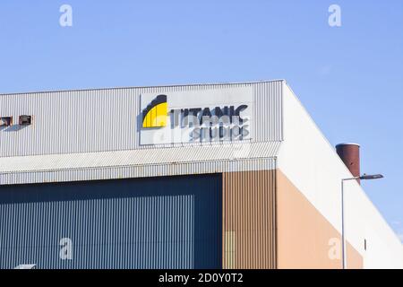 27. September 2020 das Business-Logo Zeichen des Jetzt Die weltberühmten Titanic Studios befinden sich auf der Oberseite der 106000 Quadratfuß Studiogebäude in Belfast N Stockfoto