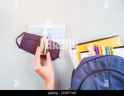 Neue Schule Set mit Gesichtsmaske, Desinfektionsmittel Stockfoto