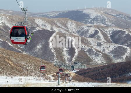 Zhangjiakou, Provinz Hebei / China - 13. Februar 2015: Genting Olympic Resort, verschneiten Bergresort, die Gastgeber Skifahren und Snowboarden Veranstaltungen Stockfoto