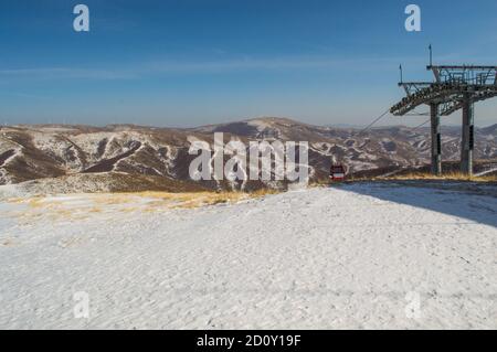 Zhangjiakou, Provinz Hebei / China - 13. Februar 2015: Genting Olympic Resort, verschneiten Bergresort, die Gastgeber Skifahren und Snowboarden Veranstaltungen Stockfoto