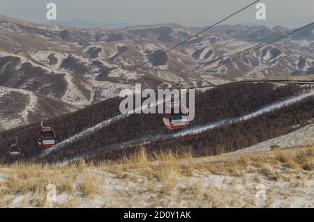Zhangjiakou, Provinz Hebei / China - 13. Februar 2015: Genting Olympic Resort, verschneiten Bergresort, die Gastgeber Skifahren und Snowboarden Veranstaltungen Stockfoto