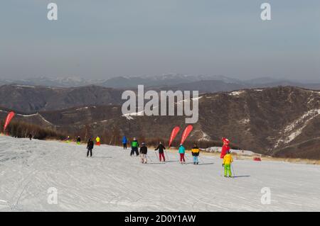 Zhangjiakou, Provinz Hebei / China - 13. Februar 2015: Genting Olympic Resort, verschneiten Bergresort, die Gastgeber Skifahren und Snowboarden Veranstaltungen Stockfoto