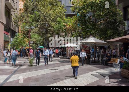 Unbekannte auf einer Fußgängerzone in santiago, chile Stockfoto