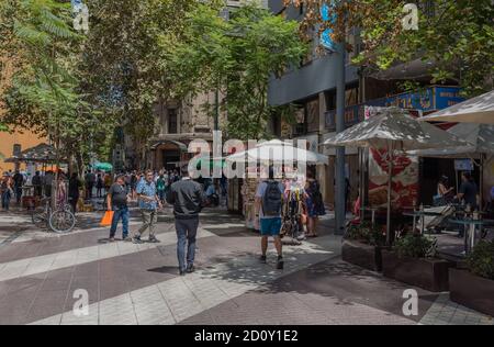 Unbekannte auf einer Fußgängerzone in santiago, chile Stockfoto