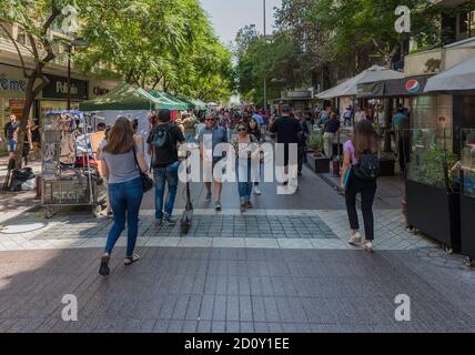 Unbekannte auf einer Fußgängerzone in santiago, chile Stockfoto