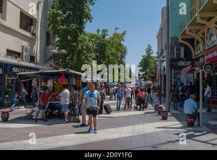 Unbekannte auf einer Fußgängerzone in santiago, chile Stockfoto