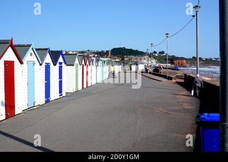 Paignton, Devon, Großbritannien. September 18, 2020. Urlauber und Einheimische genießen die Promenade im September im Preston Sands in Paignton Devon, Großbritannien. Stockfoto