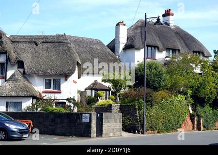 Paignton, Devon, Großbritannien. September 18, 2020. Zwei wunderschöne weiße und strohgedeckte Cottages am Hafen von Paignton in Devon, Großbritannien. Stockfoto