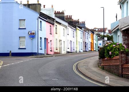 Paignton, Devon, Großbritannien. September 18, 2020. Bunte Reihenhäuser an der Harbour Road in Paigntonin Devon, Großbritannien. Stockfoto