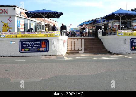 Paignton, Devon, Großbritannien. September 18, 2020. Urlauber genießen die Geschäfte und Vergnügungen des Piers während der covid-19 in Paignton in Devon, Großbritannien. Stockfoto