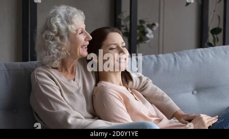 Lächelnd reife Frau mit Erwachsene Tochter entspannen auf Couch Stockfoto