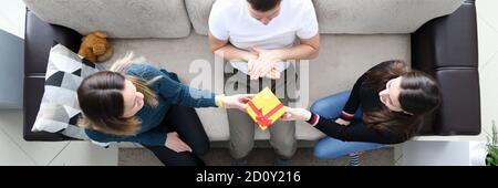 Gemütliches Sofa und grüne Pflanze Stockfoto