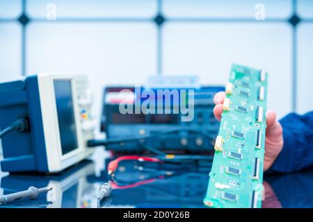 Mikrocontroller für Leiterplattenmontage im Elektroniklabor Stockfoto