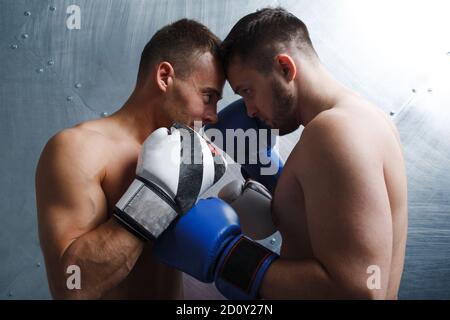 Zwei Männer Boxer kämpfen muay thai Boxen. Von Angesicht zu Angesicht posieren. Stockfoto