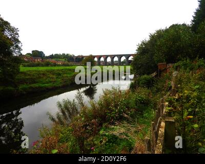 Sept 2000 - das Backsteinviadukt in Whalley (bekannt als Whalley Arches), Lancashire und dem Fluss Calder, England vom Gelände der Whalley Abbey. Die 48-Spannweite Eisenbahnbrücke wurde zwischen 1846 und 1850 unter der Aufsicht von Ingenieur Terence Wolfe Flanagan gebaut und war Teil der Bolton, Blackburn, Clitheroe und West Yorkshire Railway. Über sieben Millionen Ziegel und 12,338 Kubikmeter Stein wurden in seiner Konstruktion verwendet. 1849 stürzten zwei der 41 Bögen ein. Drei der Brückenbauer verloren ihr Leben. Stockfoto