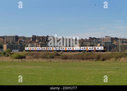 Eine elektrische Einheit der Klasse 315, die am 23. März 2020 einen Transport for London-Dienst an der Copper Mill Junction abarbeitet. Stockfoto