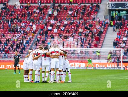 Mannschaftskreis VFB vor dem Spiel VFB STUTTGART - BAYER 04 LEVERKUSEN 1-1 1.Deutsche Fußball Liga , Stuttgart, 03. Oktober 2020, Saison 2020/2021, Spieltag 03, © Peter Schatz / Alamy Live News - die DFL-VORSCHRIFTEN VERBIETEN DIE VERWENDUNG VON FOTOS als BILDSEQUENZEN und/oder QUASI-VIDEO - DFL Stockfoto