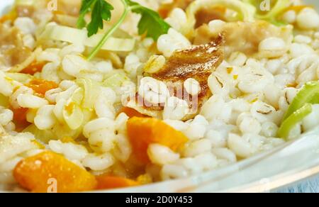 Perlgerste, Speck und Lauch-Kasserolle aus nächster Nähe Stockfoto