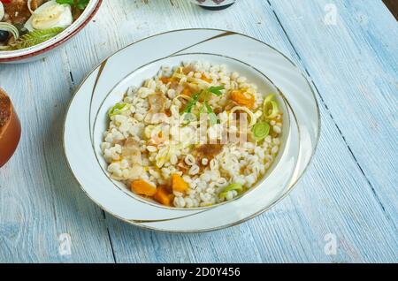 Perlgerste, Speck und Lauch-Kasserolle aus nächster Nähe Stockfoto