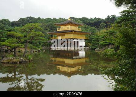 Fuji City, Shizuoka-Ken, Japan - 29. August 2009: Kinkaku-ji (Goldener Pavillon), offiziell Rokuon-ji genannt, ist ein Zen-buddhistischer Tempel in Kyoto, Japan. Stockfoto