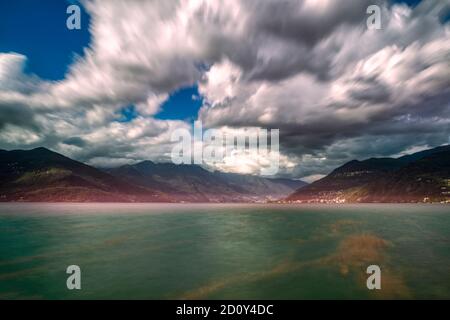Lange Belichtungszeit Landschaft auf dem Major Lake und wolkigen Himmel, Luino Stockfoto