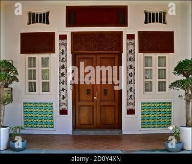 Restauriertes peranakan-Ladenhaus mit Mosaiken aus grünen und gelben Blumenfliesen an der Fassade. Diese Gebäude sind typisch für die in ganz China gefunden Stockfoto