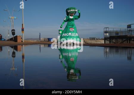 Colin Burgin-Plews, 52, von South Shields, alias The Big Pink Dress, unternimmt seinen fünften Marathon in seiner Heimatstadt, Nachdem die diesjährige Veranstaltung vom 26. April wegen der Covid-19 Pandemie verschoben wurde, werden 45,000 Läufer nun die Strecke am 4. Oktober auf einem Kurs ihrer eigenen Wahl mit ihren Fortschritten, die von der offiziellen App verfolgt werden, bewältigen. Stockfoto