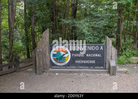 Schild am Eingang des Huerquehue Nationalparks, Pucon, Chile Stockfoto