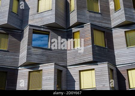 Detail einer Holzfassade eines modernen Mehrfamilienhauses Stockfoto