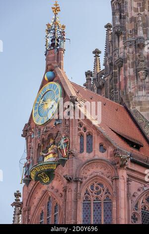 Blick auf die Frauenkirche mit dem Männleinlaufen Auf dem Marktplatz in Nürnberg Stockfoto