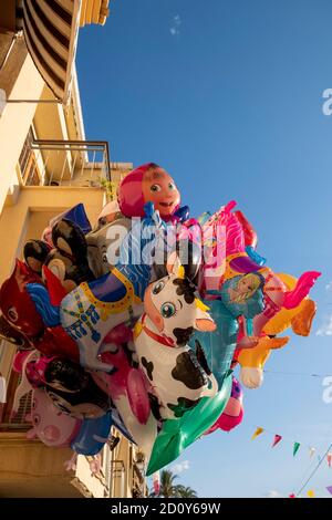 Helium gefüllt bunten Ballons während der Sommer Fiesta im Dorf Altea La Vella, Spanien am 27.72019 Stockfoto