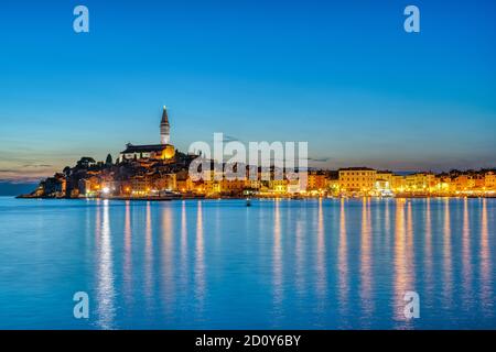 Blick auf die schöne Altstadt von Rovinj in Kroatien Nachts Stockfoto