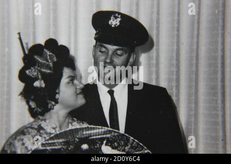 Feine 70er Jahre Vintage Schwarz-Weiß-Fotografie einer Frau als Geisha Mädchen gekleidet. Stockfoto