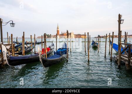 Gondeln am Markusplatz in Venedig, Italien, mit San Giorgio Maggiore im Hintergrund Stockfoto