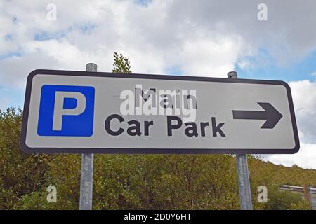 Hauptparkschild mit Pfeil und Parksymbol, aufgenommen bei Lealt Falls, Isle of Skye, Schottland, Großbritannien Stockfoto