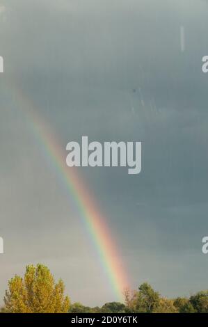 regenbogen am Himmel bei Regen Stockfoto