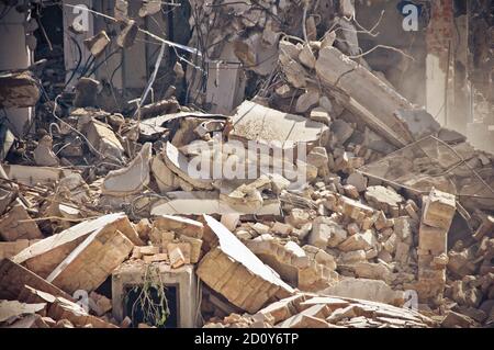 Schutt und Trümmer während eines Abbruchs des Gebäudes Stockfoto