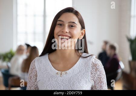 Profilbild der lächelnden Millennial weiblich posiert im Büro Stockfoto