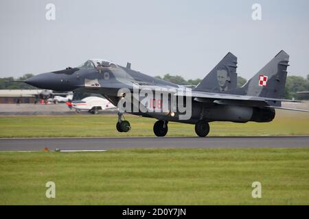 Ein polnischer MiG-29A, der sein Display beim Royal International Air Tattoo 2016, RAF Fairford, Großbritannien, aufführt Stockfoto