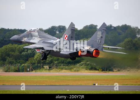 Ein polnischer MiG-29A, der sein Display beim Royal International Air Tattoo 2016, RAF Fairford, Großbritannien, aufführt Stockfoto