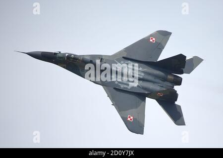 Ein polnischer MiG-29A, der sein Display beim Royal International Air Tattoo 2016, RAF Fairford, Großbritannien, aufführt Stockfoto