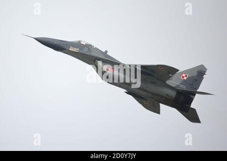 Ein polnischer MiG-29A, der sein Display beim Royal International Air Tattoo 2016, RAF Fairford, Großbritannien, aufführt Stockfoto